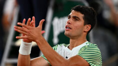 Roland-Garros: Alcaraz surclasse Tsitsipas et rejoint Djokovic en demi-finales