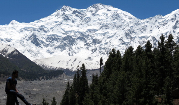 Le 13 juin 2014, un touriste profite de la vue du Nanga Parbat, la deuxième plus haute montagne du Pakistan. (GOHAR ABBAS/AFP via Getty Images)
