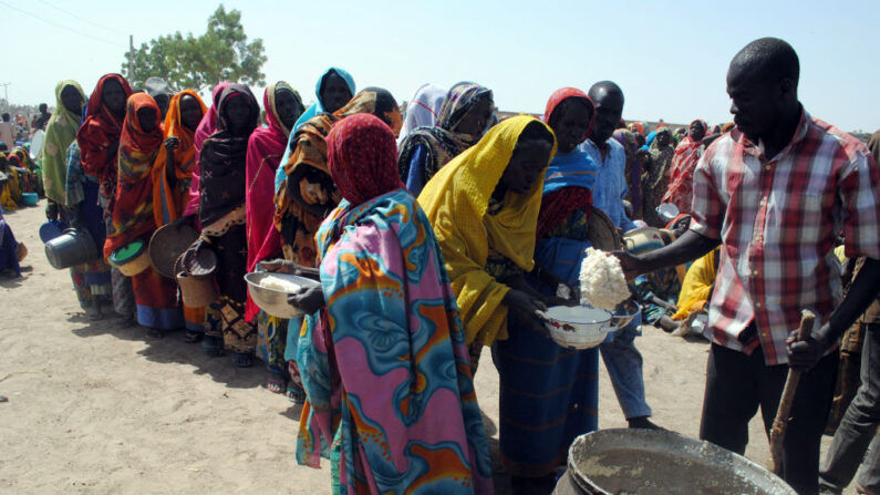 Des personnes déplacées à l'intérieur du pays, principalement des femmes et des enfants attendent d'être nourries au camp de Dikwa, dans l'État de Borno au nord-est du Nigéria. (Photo STRINGER/AFP via Getty Images)
