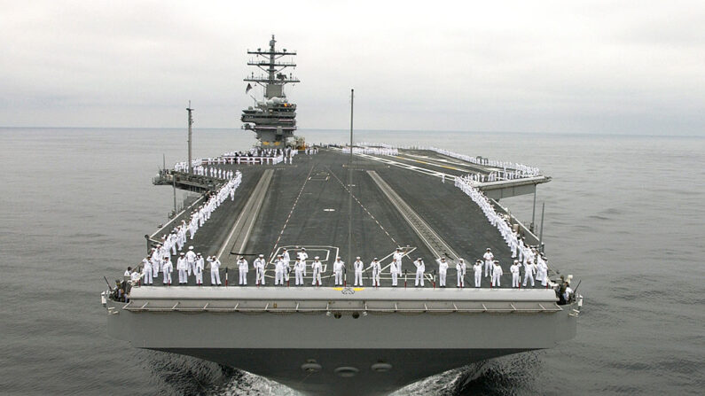 Le porte-avions le plus récent et le plus avancé technologiquement de la marine américaine, l'USS Ronald Reagan, se prépare à entrer dans le port de San Diego le 23 juillet 2004 pour une célébration de son port d'attache à San Diego, en Californie. (Photo Danielle Sosa/U.S. Navy via Getty Images)