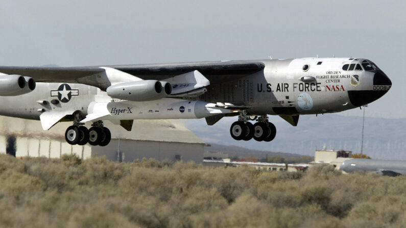 EDWARDS AIR FORCE BASE, ÉTATS-UNIS : Un avion de lancement B-52B décolle avec l'avion de recherche hypersonique X-43A de la NASA et sa fusée d'appoint Pegasus modifiée fixée sous son aile droite. (ROBYN BECK/AFP via Getty Images)