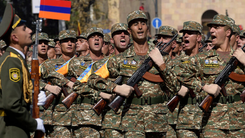Illustration de soldats arméniens défilent lors d'une parade militaire. Photo KAREN MINASYAN/AFP via Getty Images)