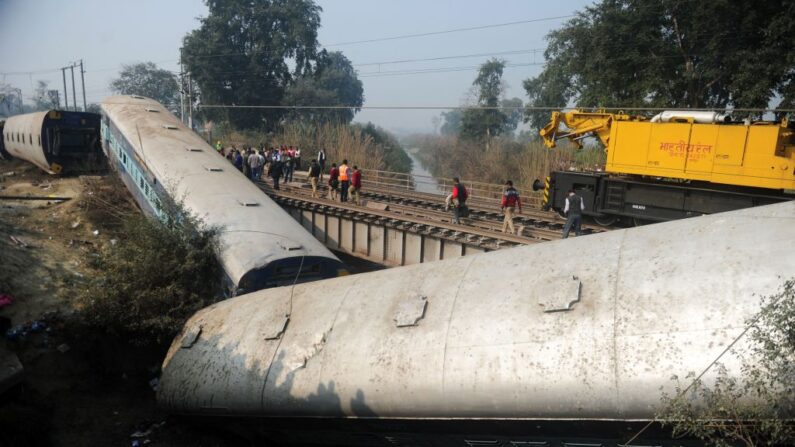 Accident de train dans l'État de l'Uttar Pradesh, dans le nord de l'Inde, le 28 décembre 2016. (Photo SANJAY KANOJIA/AFP via Getty Images)