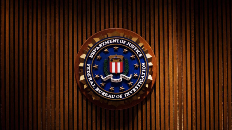 Un écusson du FBI à l'intérieur du bâtiment J. Edgar Hoover du FBI à Washington le 3 août 2007. (Mandel Ngan/AFP via Getty Images)