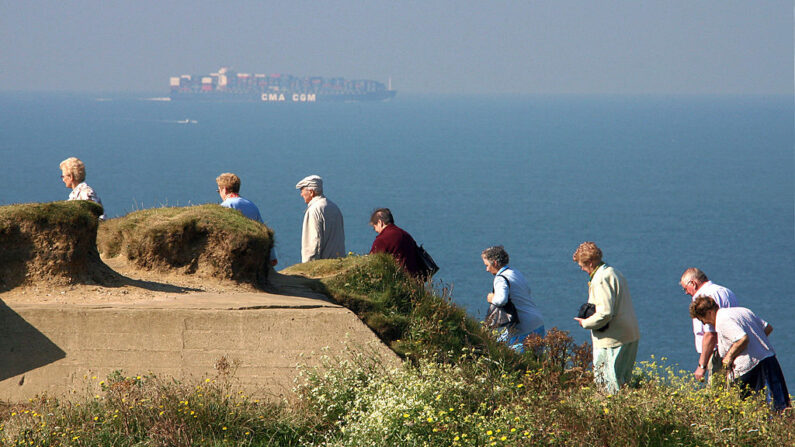 Des promeneurs arpentent un sentier du cap Blanc-Nez. Cette falaise est la plus septentrionale de France et elle offre une vue imprenable sur le détroit du Pas de Calais. (Photo : PHILIPPE HUGUEN/AFP via Getty Images)