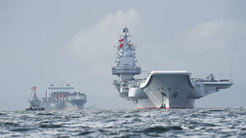 Le navire chinois Liaoning (R), arrive dans les eaux de Hong Kong le 7 juillet 2017. (Anthony Wallace/AFP/Getty Images)
