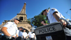 Démantèlement d’un gang spécialisé dans le jeu de bonneteau au pied de la Tour Eiffel