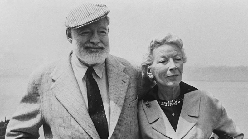 Photo datée des années 60 montrant l'écrivain américain Ernest Hemingway (L) avec sa femme à bord du "Constitution" traversant l'océan Atlantique vers l'Europe. (Photo AFP via Getty Images)