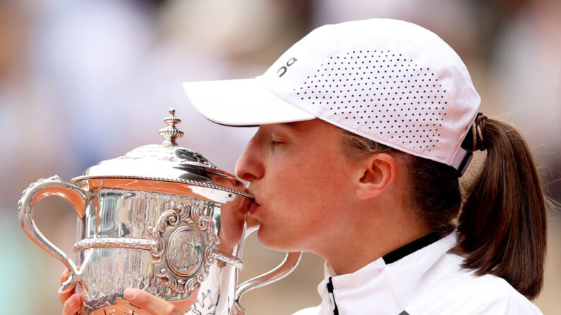 Iga Swiatek (Pologne) embrasse son trophée 2023 à Roland Garros, le 10 juin 2023 à Paris, France.  (Photo by Clive Brunskill/Getty Images)