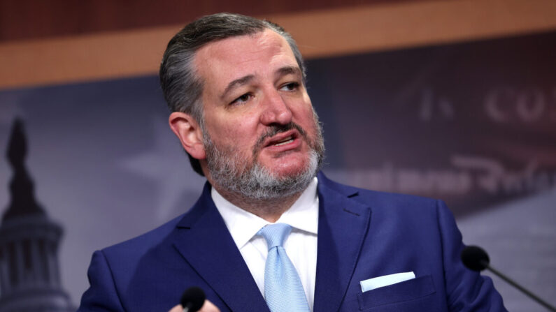 Le sénateur Ted Cruz (Parti républicain - Texas) s'exprime sur la politique d'immigration du titre 42 à Washington le 3 mai 2023. (Kevin Dietsch/Getty Images)