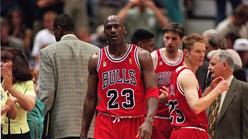 Le 11 juin 1997 : Michael Jordan #23 des Bulls de Chicago pendant le cinquième match des finales de la NBA contre le Jazz de l'Utah au Delta Center à Salt Lake City, Utah. Les Bulls ont battu les Jazz 90-88.   Mandatory Credit: Brian Bahr  /Allsport