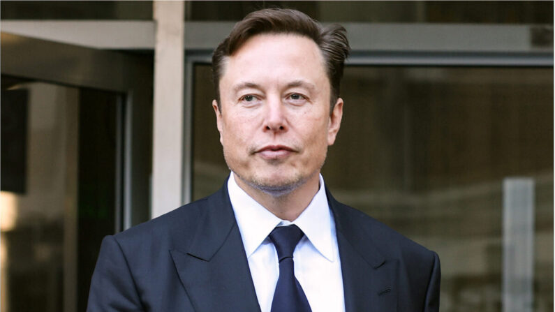 Elon Musk, PDG de Tesla, quitte le bâtiment fédéral Phillip Burton à San Francisco le 24 janvier 2023. (Justin Sullivan/Getty Images)