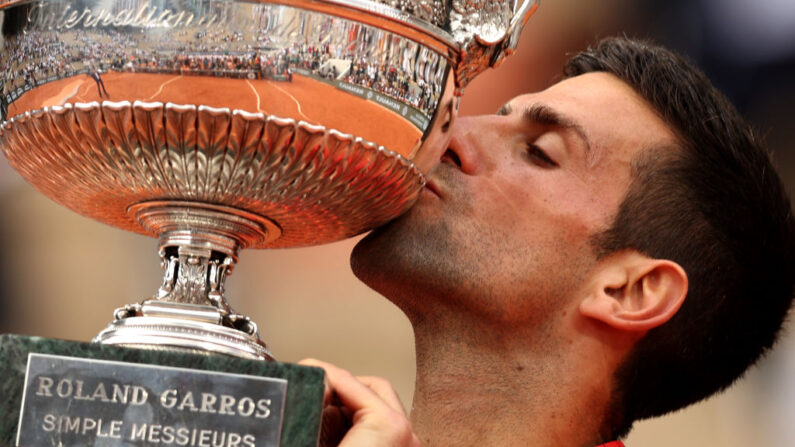 Novak Djokovic est devenu dimanche à 36 ans le premier homme à remporter 23 titres du Grand Chelem. (Photo by Clive Brunskill/Getty Images)