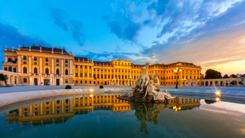 
Le château de Schonbrunn, à Vienne, en Autriche, illuminé par le coucher du soleil. (vichie81/Shutterstock)

