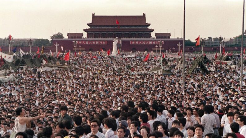 Des centaines de milliers de Chinois se rassemblent sur la place Tiananmen autour d'une réplique de 10 mètres (33 pieds) de la Statue de la Liberté (C), appelée la Déesse de la Démocratie, le 2 juin 1989. (Catherine Henriette/AFP via Getty Images)