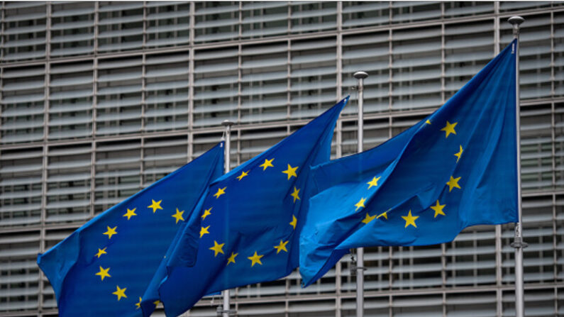 Des drapeaux de l'Union européenne flottent devant le siège de la Commission européenne à Bruxelles, en Belgique. (Photo: Leon Neal/Getty Images)