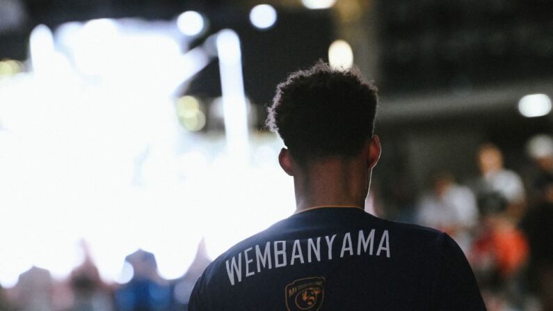 "Je me dis que ce n'est qu'un au revoir", a livré Victor Wembanyama, battu en finale du Championnat de France par Monaco jeudi, pour son dernier match avant la draft de la NBA jeudi prochain. (Photo by OLIVIER CHASSIGNOLE/AFP via Getty Images)