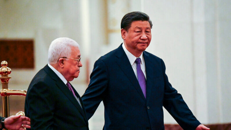 Le dirigeant chinois Xi Jinping (à droite) et le dirigeant palestinien Mahmud Abbas assistent à une cérémonie de bienvenue à Beijing, le 14 juin 2023. (Jade Gao/Pool via Getty Images)