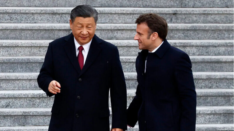 Le dirigeant du Parti communiste chinois Xi Jinping (G) s'entretient avec son homologue français, Emmanuel Macron, alors qu'ils arrivent à la cérémonie de bienvenue à Pékin, le 6 avril 2023. (LUDOVIC MARIN/AFP via Getty Images)
