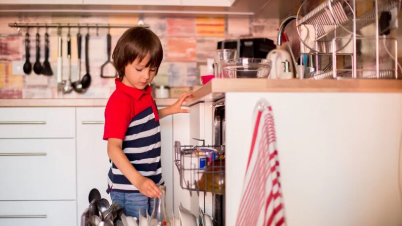 Photo d'archives d'un garçon effectuant des tâches ménagères. (Tomsickova Tatyana/Shutterstock)