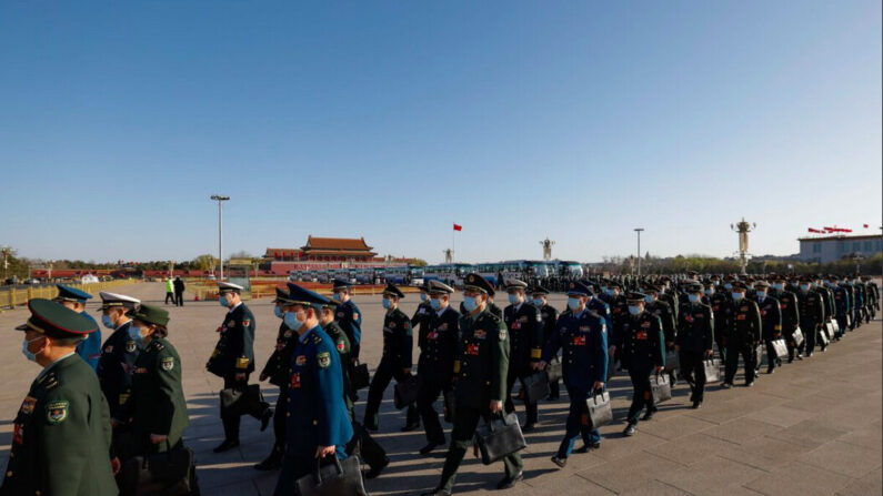 Les délégués arrivent à la cinquième session plénière du Congrès national du peuple à Pékin, le 12 mars 2023. (Lintao Zhang/Getty Images)
