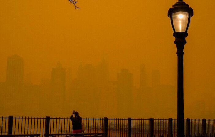  La fumée des incendies de forêt au Canada provoque des conditions brumeuses à New York City le 7 juin 2023. (Photo by ANGELA WEISS/AFP via Getty Images)