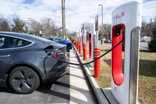 Une berline Tesla Model S est branchée à une station de recharge de véhicules électriques Tesla Supercharger à Falls Church, en Virginie, le 13 février 2023. (SAUL LOEB/AFP via Getty Images)