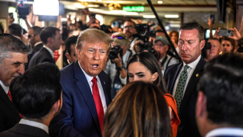 L'ancien président Donald Trump visite le restaurant Versailles dans le quartier de Little Havana après avoir été mis en accusation au tribunal fédéral des États-Unis Wilkie D. Ferguson Jr. à Miami, en Floride, le 13 juin 2023. (Stephanie Keith/Getty Images)