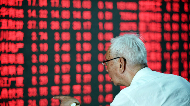 Un investisseur chinois fait un geste devant un écran montrant les mouvements du marché boursier dans une maison de titres à Hangzhou, dans la province du Zhejiang, dans l'est de la Chine, le 31 mai 2016. (STR/AFP via Getty Images)