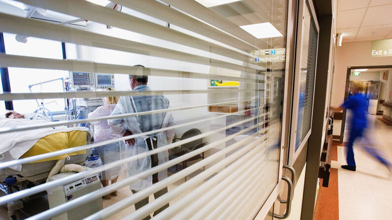Des membres de la famille rendent visite à un patient en soins intensifs à l'hôpital Westmead de Sydney, en Australie, le 12 mars 2007. (Ian Waldie/Getty Images)