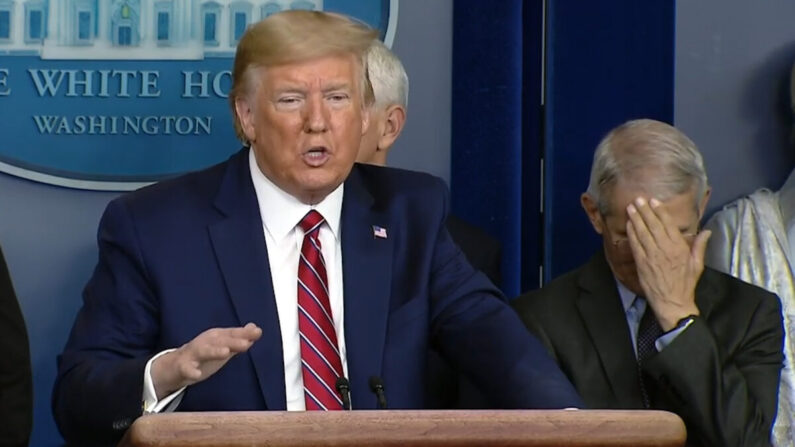 Le Dr Anthony Fauci se couvre le visage pendant que le président Donald Trump parle lors d'une séance d'information sur le coronavirus. (Maison Blanche/Capture d'écran)