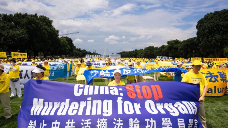 Des pratiquants de Falun Gong participent à un rassemblement pour commémorer le 23e anniversaire du début de la persécution du groupe spirituel par le régime chinois, sur le National Mall à Washington, le 21 juillet 2022 (Samira Bouaou/Epoch Times).