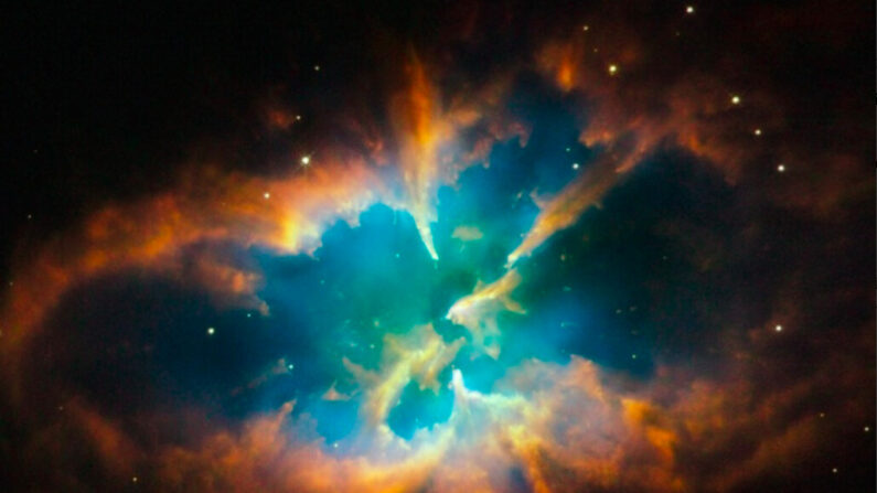 NGC 2818 est une magnifique nébuleuse planétaire, le linceul gazeux d'une étoile mourante de type solaire. Elle pourrait bien donner un aperçu de l'avenir qui attend notre propre soleil, après avoir passé environ 5 milliards d'années à épuiser l'hydrogène en son cœur, puis l'hélium, en tant que combustible pour la fusion nucléaire. (NASA, ESA, Hubble Heritage Team, STScI / AURA)