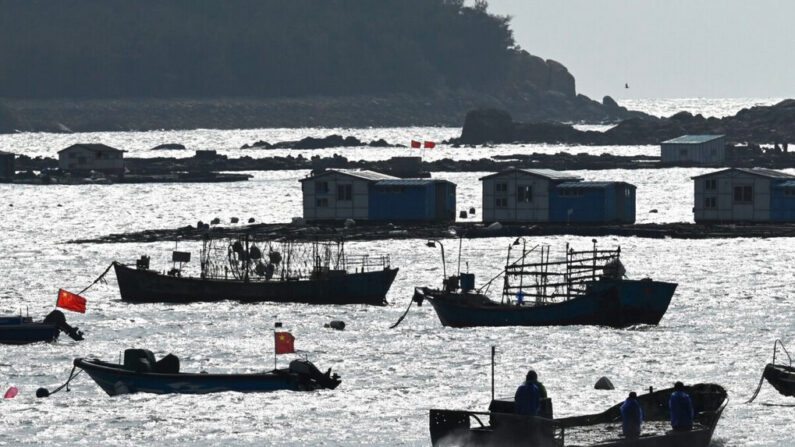 Pêcheurs dans un port de l'île de Pingtan, en face de Taïwan, dans le sud-est de la province chinoise du Fujian, le 9 avril 2023. (Greg Baker/AFP via Getty Images)