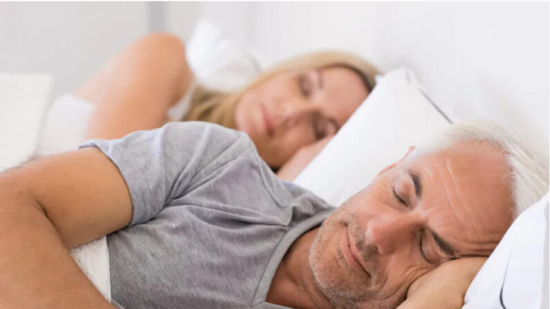 Après 50 ans, les hommes sont beaucoup plus susceptibles de souffrir de troubles du comportement en sommeil paradoxal que les femmes. (Shutterstock)