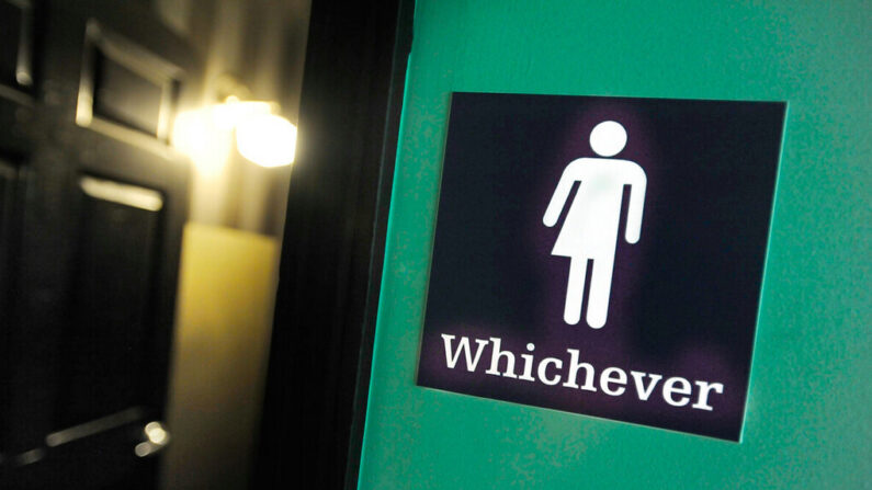 Un symbole de genre neutre est affiché à l'extérieur des toilettes de l'Oval Park Grill à Durham, en Caroline du Nord, le 11 mai 2016. (Sara D. Démocrate/Getty Images)