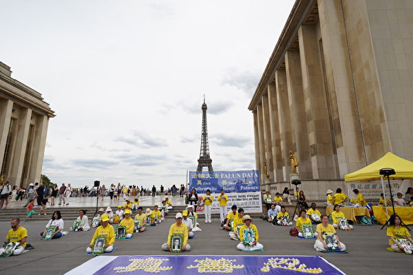 Le 20 juillet 2023, des pratiquants du Falun Gong en France ont organisé à Paris un rassemblement contre le 24ème anniversaire de la persécution, appelant au " retrait du Parti communiste chinois (PCC) et à la fin de la persécution du Falun Gong ". (Zhang Le/Epoch Times)