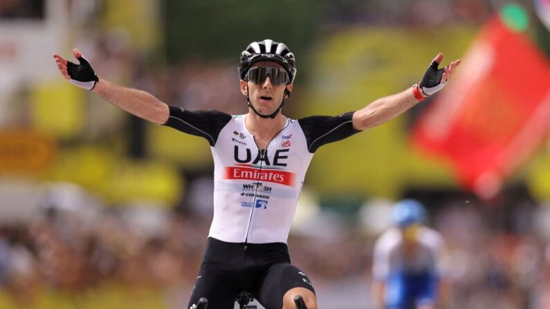 Le Britannique Adam Yates (UAE) a endossé le premier maillot jaune du Tour de France 2023, samedi à Bilbao, en remportant la première étape. (Photo by THOMAS SAMSON/AFP via Getty Images)