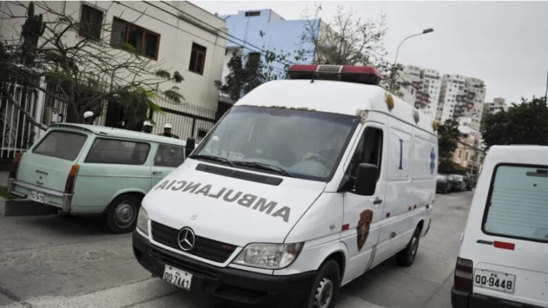 Une ambulance arrive à l'hôpital de Lima, au Pérou ; photo d'archive. (Ernesto Benavides/AFP/Getty Images)