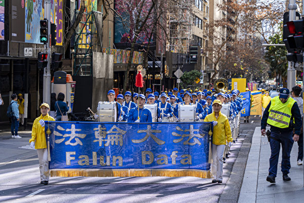 Des pratiquants du Falun Gong participent à un défilé pour commémorer le 24e anniversaire de la persécution de cette pratique spirituelle en Chine, à Sydney, le 14 juillet 2023. (Wade Zhong/Epoch Times)