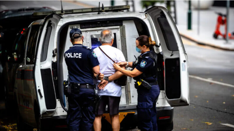 La police arrête un homme pour avoir refusé le port d’un masque de protection lors du premier jour d'une fermeture éclair à Brisbane, en Australie, le 9 janvier 2021. (Patrick Hamilton/AFP via Getty Images)