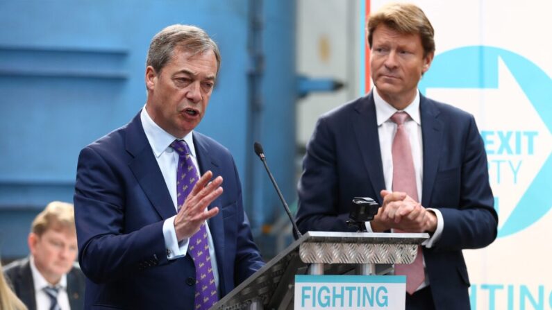 Richard Tice (à droite) écoute Nigel Farage s'exprimer lors du lancement du Parti du Brexit au BG Penny & Co, à Coventry, en Angleterre, le 12 avril 2019. (Matthew Lewis/Getty Images)