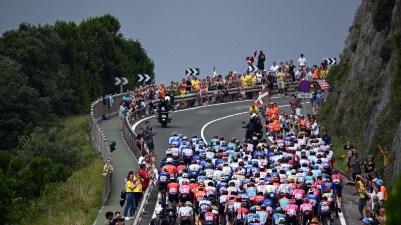Le peloton des coureurs lors de la première étape du Tour de France, une course de 182 km en Espagne, le samedi 01 juillet 2023.(Photo by JASPER JACOBS/BELGA MAG/AFP via Getty Images)