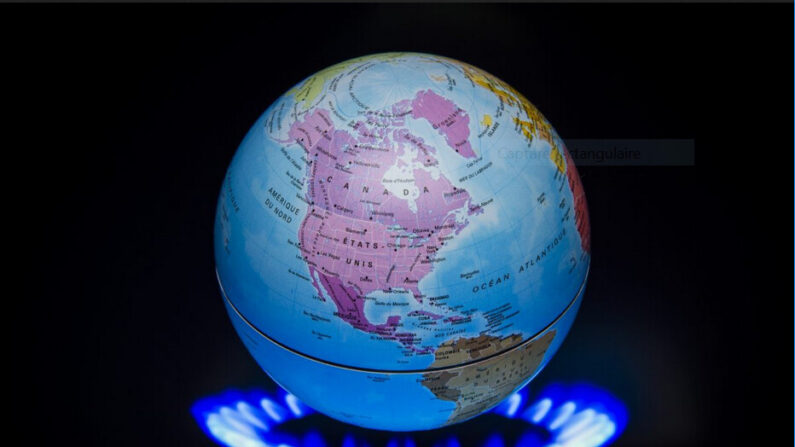Un petit globe au-dessus d'un feu illustrant le réchauffement climatique est affiché à la veille de la 21e Conférence des parties à la Convention-cadre des Nations unies sur les changements climatiques (COP21) à Paris, France, le 4 novembre 2015. (Lionel Bonaventure/AFP/Getty Images)