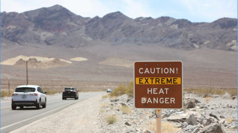 Un panneau d'avertissement de chaleur installé le long de la route lors de la vague de chaleur dans le désert de la Vallée de la mort, en Californie, le 16 juillet 2023 (Ronda Churchill/AFP via Getty Images)