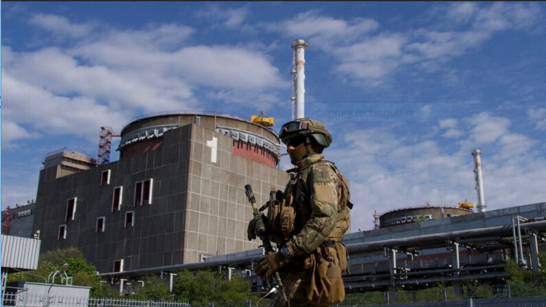 Un militaire russe patrouille sur le territoire de la centrale nucléaire de Zaporijjia occupée, le 1er mai 2022. (Andrey Borodulin/AFP via Getty Images)