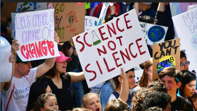 Des étudiants participent à la marche mondiale pour le changement climatique au centre de Los Angeles, le 15 mars 2019. (Frederic J. Brown/AFP/Getty Images)
