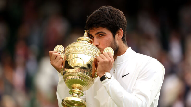 Carlos Alcaraz a remporté dimanche son premier Wimbledon en battant en finale Novak Djokovic. (Photo Julian Finney/Getty Images)