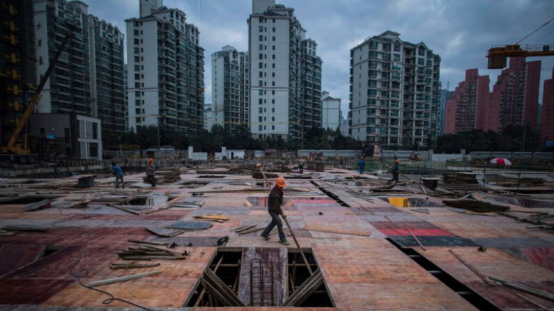 Chantier de construction d'un gratte-ciel résidentiel à Shanghai le 29 novembre 2016. (JOHANNES EISELE/AFP via Getty Images)