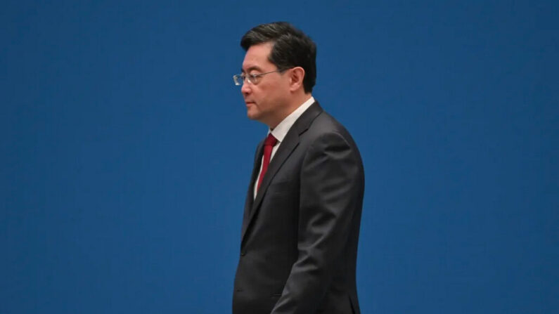 Qin Gang, conseiller d'État et ministre des Affaires étrangères de la Chine, quitte la scène après avoir prononcé un discours lors de la cérémonie d'ouverture du forum de Lanting à Shanghai, le 21 avril 2023. (Hector Retamal/AFP via Getty Images)